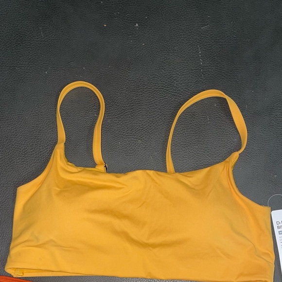 D-DD Scoop Bikini Top – NWT
Retail: $49 | - Picture 1 of 3